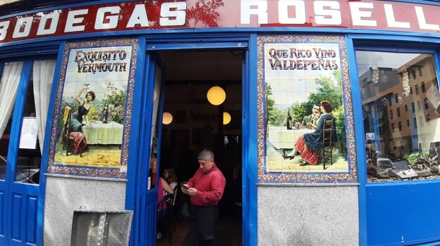 Fachada de Bodegas Rosell, que vendía vinos de Valdepeñas, también abierta hoy y donde se puede ver a Ramoncín