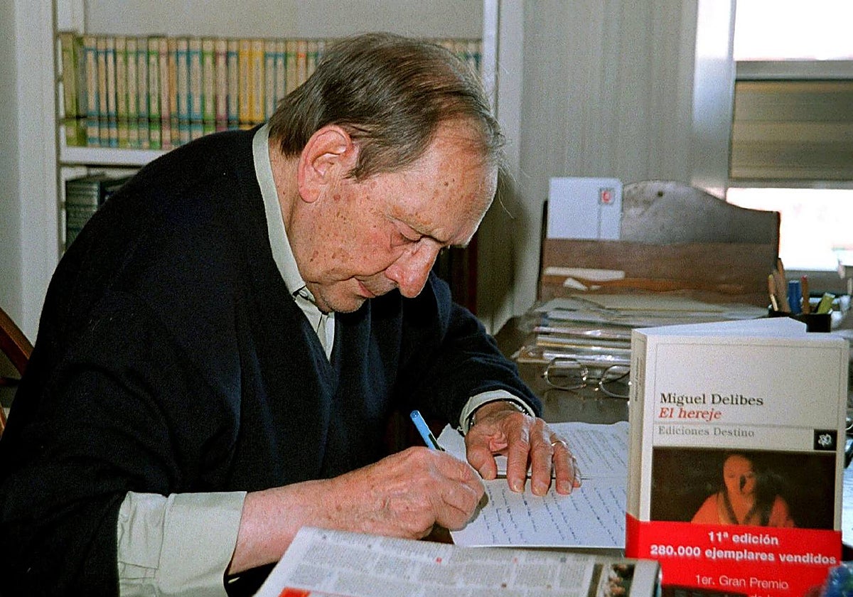 Delibes, en su casa de Valladolid, junto a un ejemplar de la novela 'El hereje'