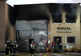 El incendio de la fábrica OlidJoya en Santovenia (Valladolid) afecta a tres naves con actividad