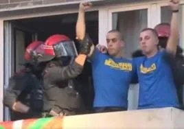 Detenidos dos condenados por 'kale borroka' en Vitoria tras salir a un balcón gubernamental en una protesta por su encarcelamiento