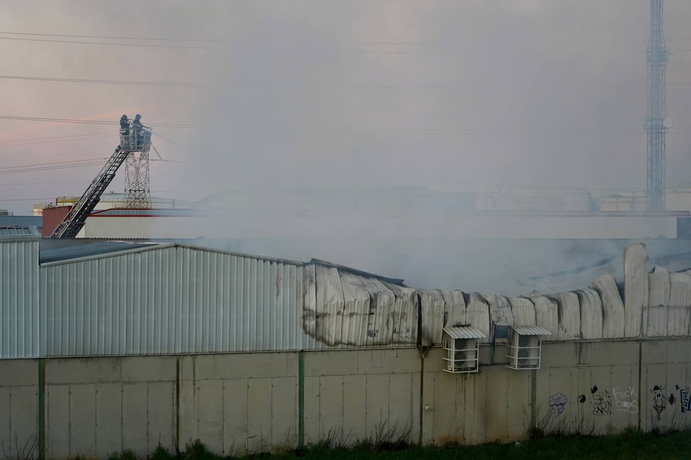 Incendio en unas naves industriales en Santovenia de Pisuerga (Valladolid)