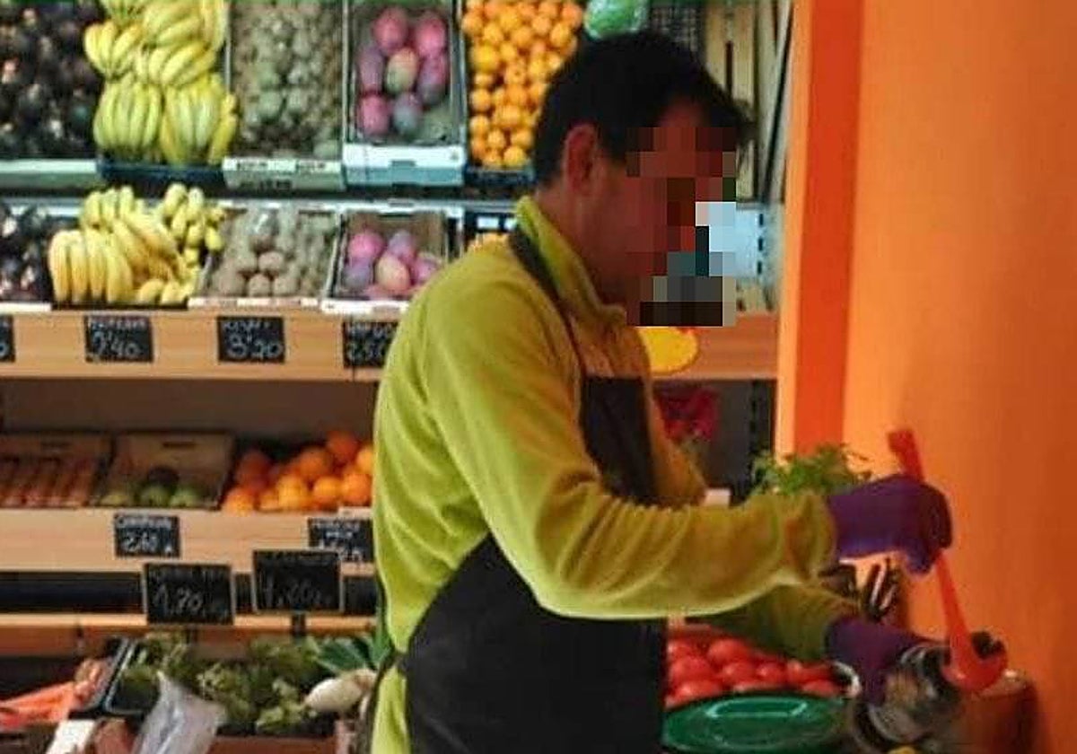 Cristóbal L. C., el 'Toba', en su frutería de Valdeavero