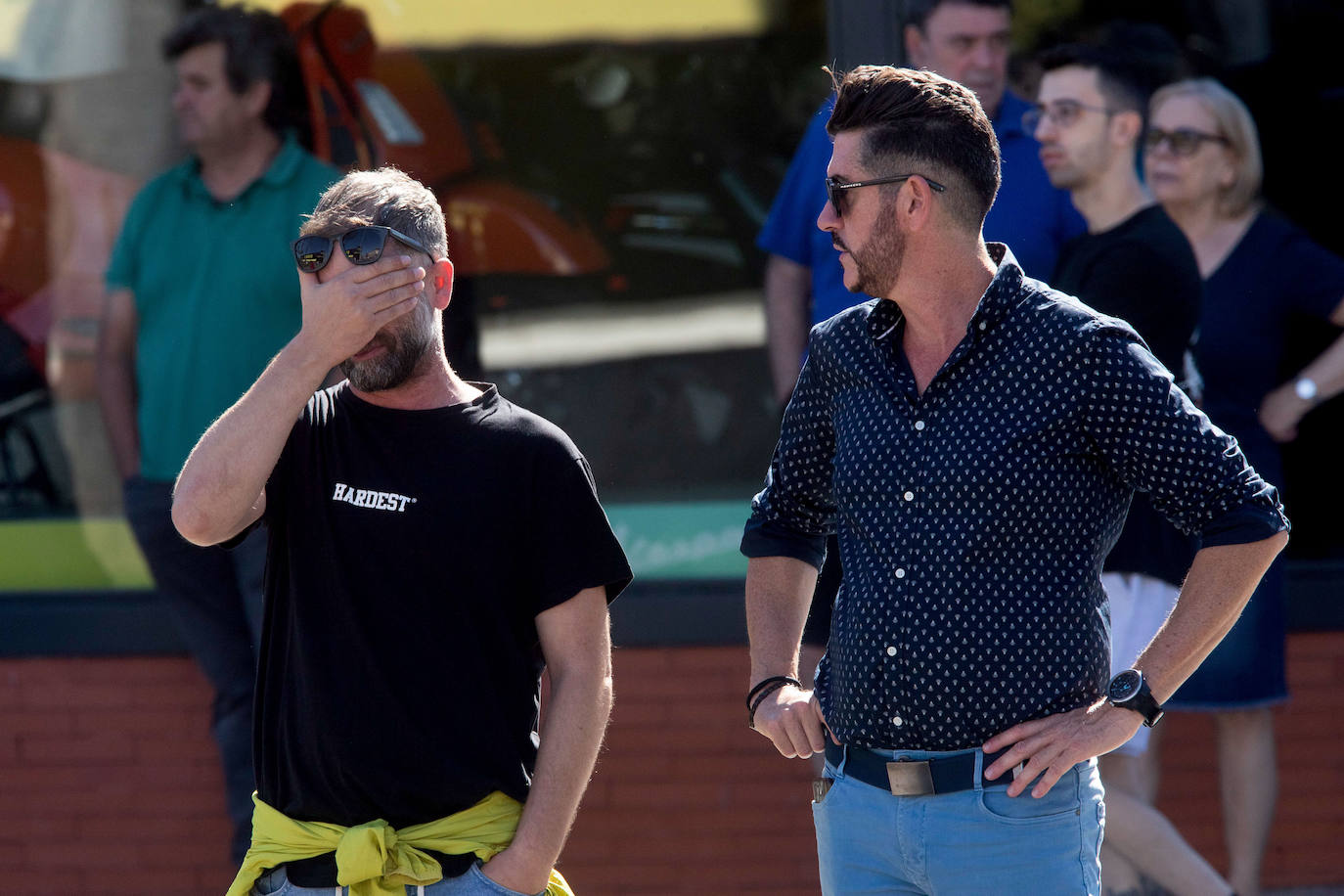 Dos personas en la zona en la que se ha producido el incendio con tres discotecas afectadas.