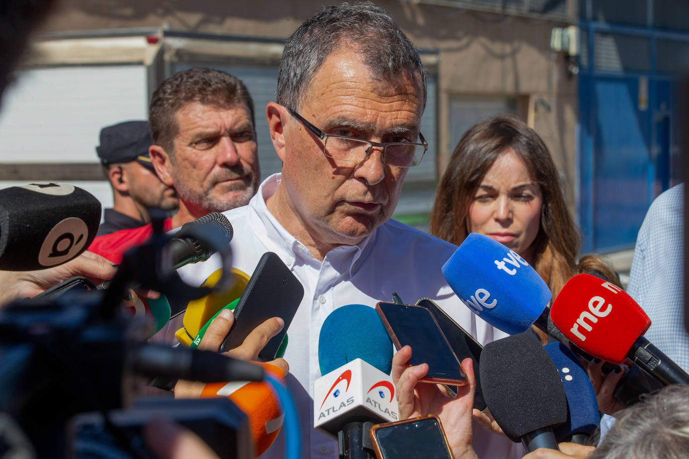 El alcalde de Murcia atiende a los medios para informar sobre el avance de las labores de búsqueda y rescate