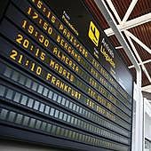 Un pasajero ebrio de un vuelo rompe la puerta del avión y obliga a desalojar a 224 viajeros en Zaragoza