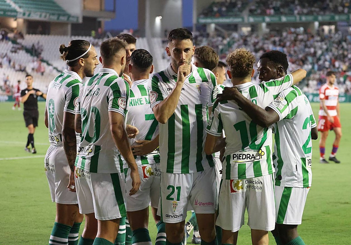 Carlos Albarrán celebra su gol ante el Recreativo Granada