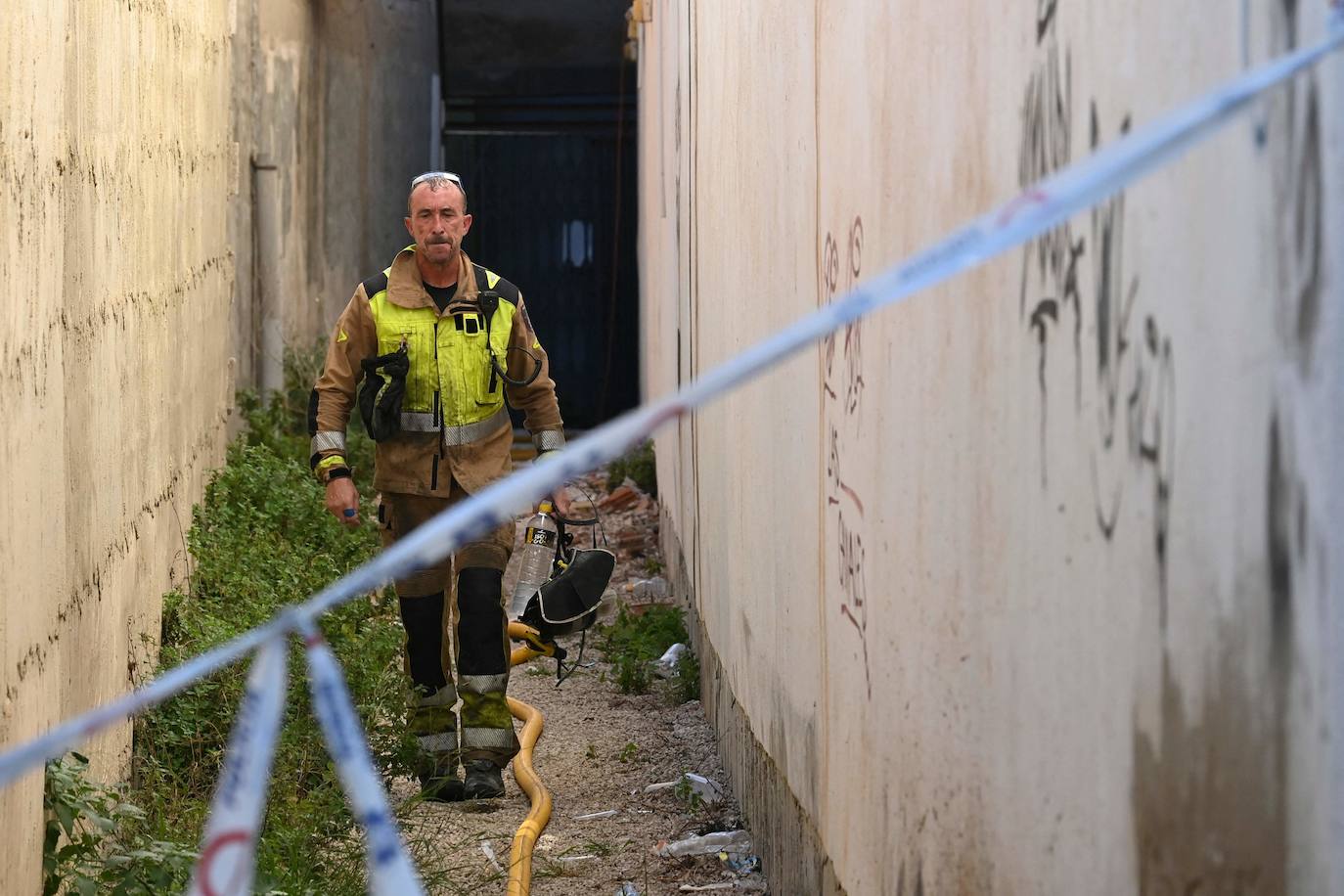 Un bombero, en las inmediaciones del incendio