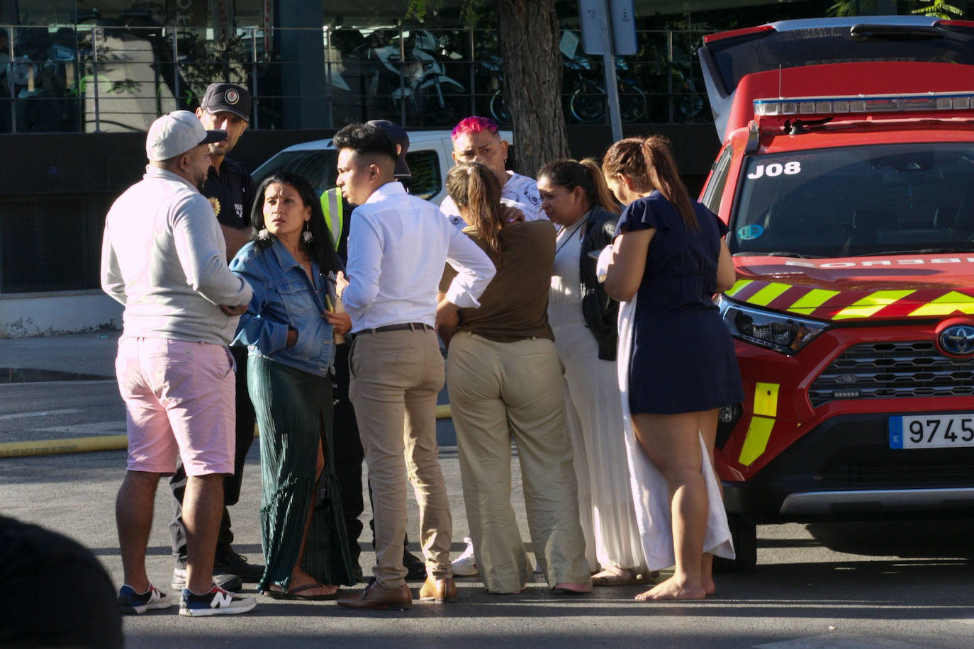 Varias personas se concentran en el entorno de las tres discotecas afectadas por el grave incendio