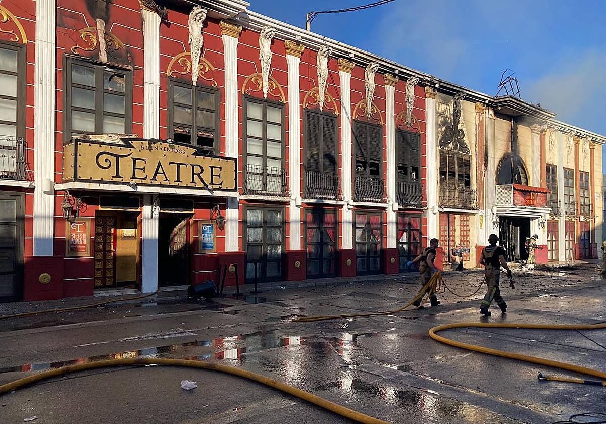 El exterior de la discoteca Teatre, tras la extinción del fuego
