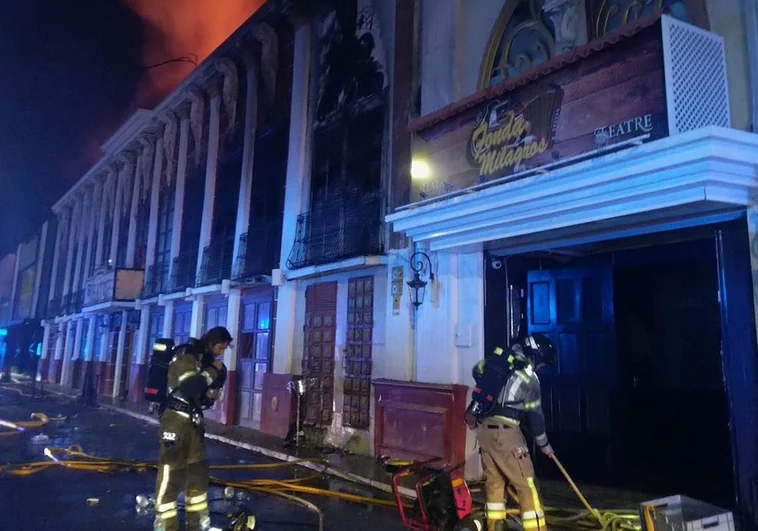 Los bomberos trabajan en el acceso a una de las discotecas afectadas por el incendio en Murcia