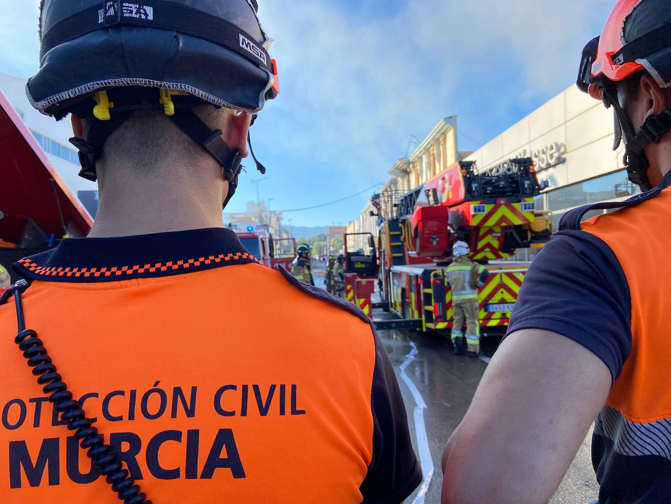 Dos efectivos de Protección Civil supervisan las labores 