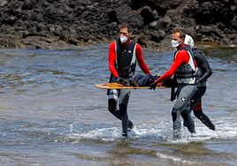 Se hunde una neumática en aguas de Lanzarote con 7 desaparecidos, uno de ellos de un niño de 4 años