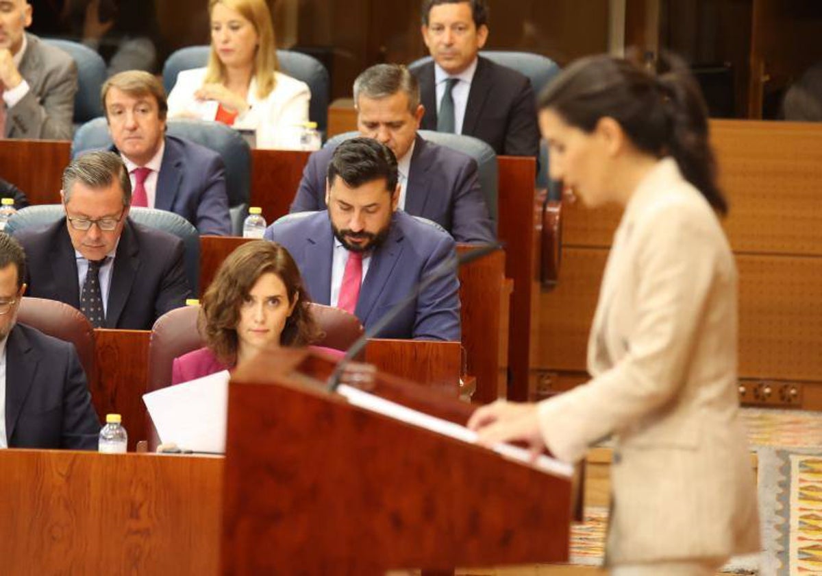 Isabel Díaz Ayuso y Rocío Monasterio, en el Pleno de la Asamblea de Madrid