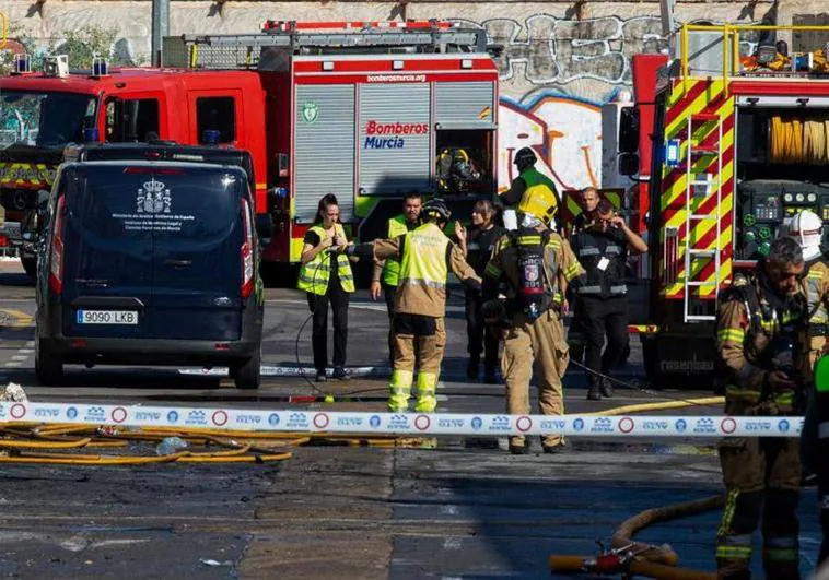 Bomberos trabajando en el lugar del incendio en Murcia