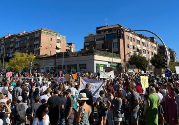 La izquierda y Vox se manifiestan en contra de los cantones de limpieza de Almeida en un barrio del PP