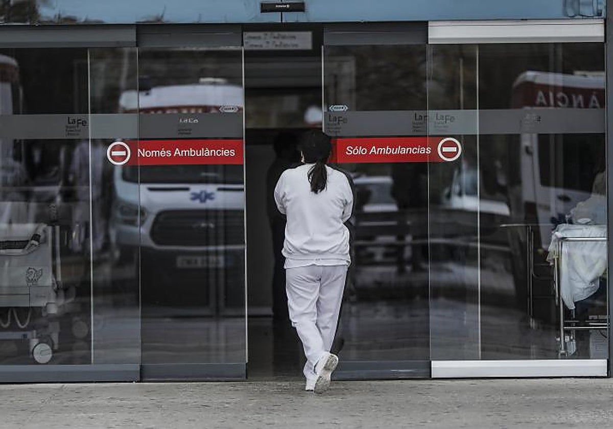Imagen de archivo de una sanitaria en la entrada de Urgencias de un hospital de Valencia