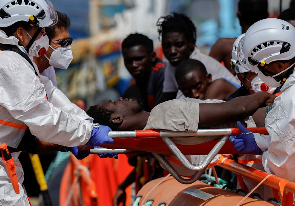 Rescate de un migrante en mal estado de salud en el Muelle de Arguineguín
