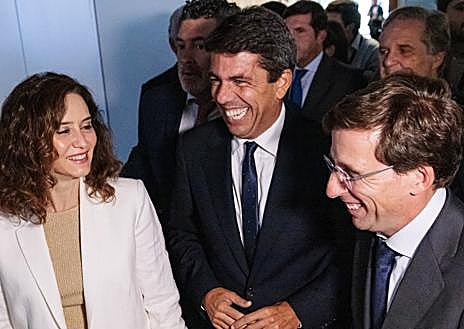 Imagen secundaria 1 - En la primera fotografía el director de ABC, Julián Quirós; el presidente de la Comunidad Valenciana, Carlos Mazón; el presidente de Vocento, Ignacio Ybarra; y el presidente de la Fundación Conexus Madrid-Comunitat Valenciana, Manuel Broseta. En la segunda, la presidenta de la Comunidad de Madird, Isabel Díaz Ayuso, junto a Mazón y al alcalde de Madrid, José Luis Martínez-Almeida. En la tercera, el presidente de la CEV, Salvador Navarro y Esteban González Pons
