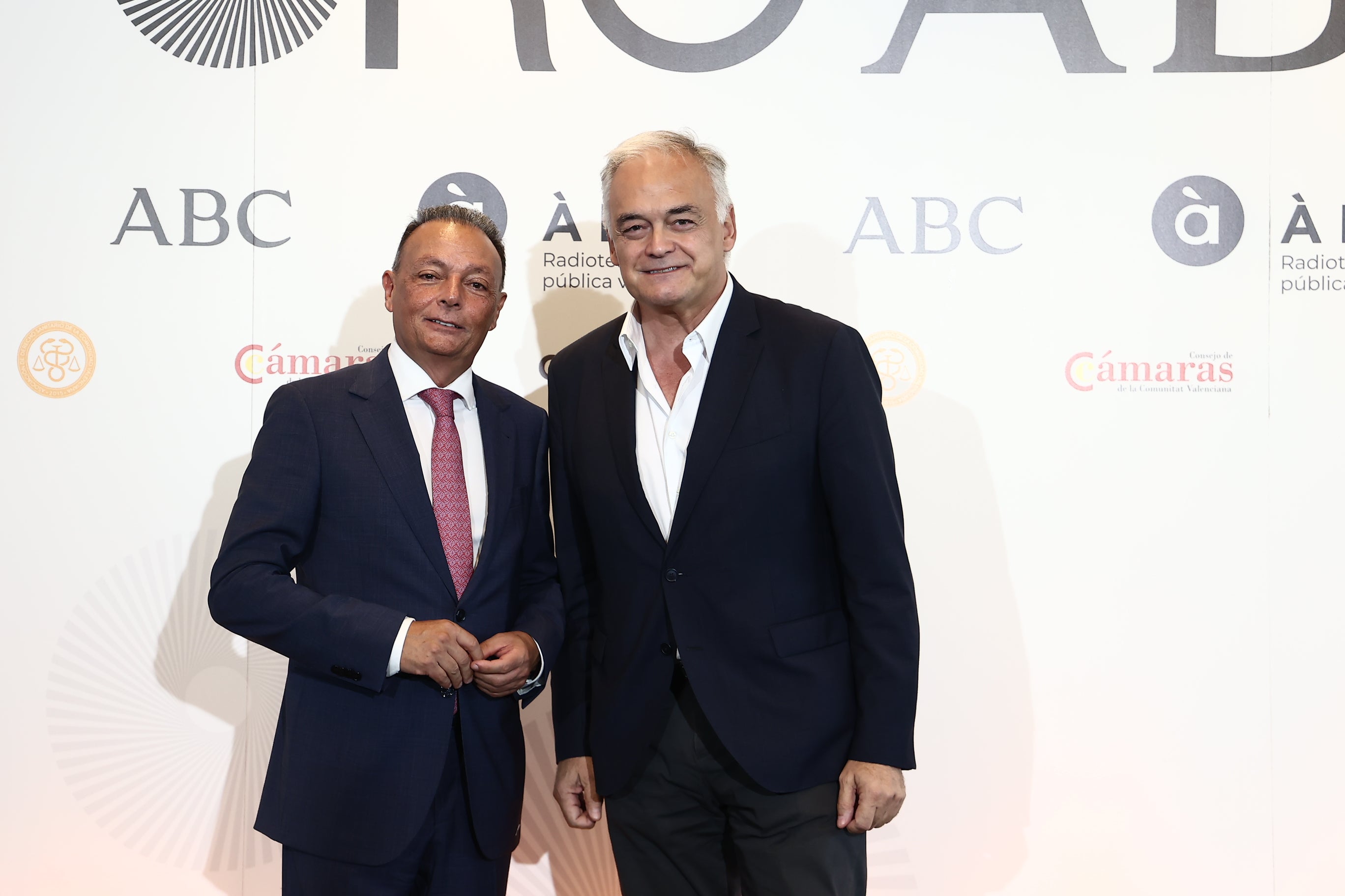 El presidente de la Confederación Empresarial de la Comunitat Valenciana (CEV), Salvador Navarro, y el vicesecretario general Institucional del Partido Popular, Esteban González Pons