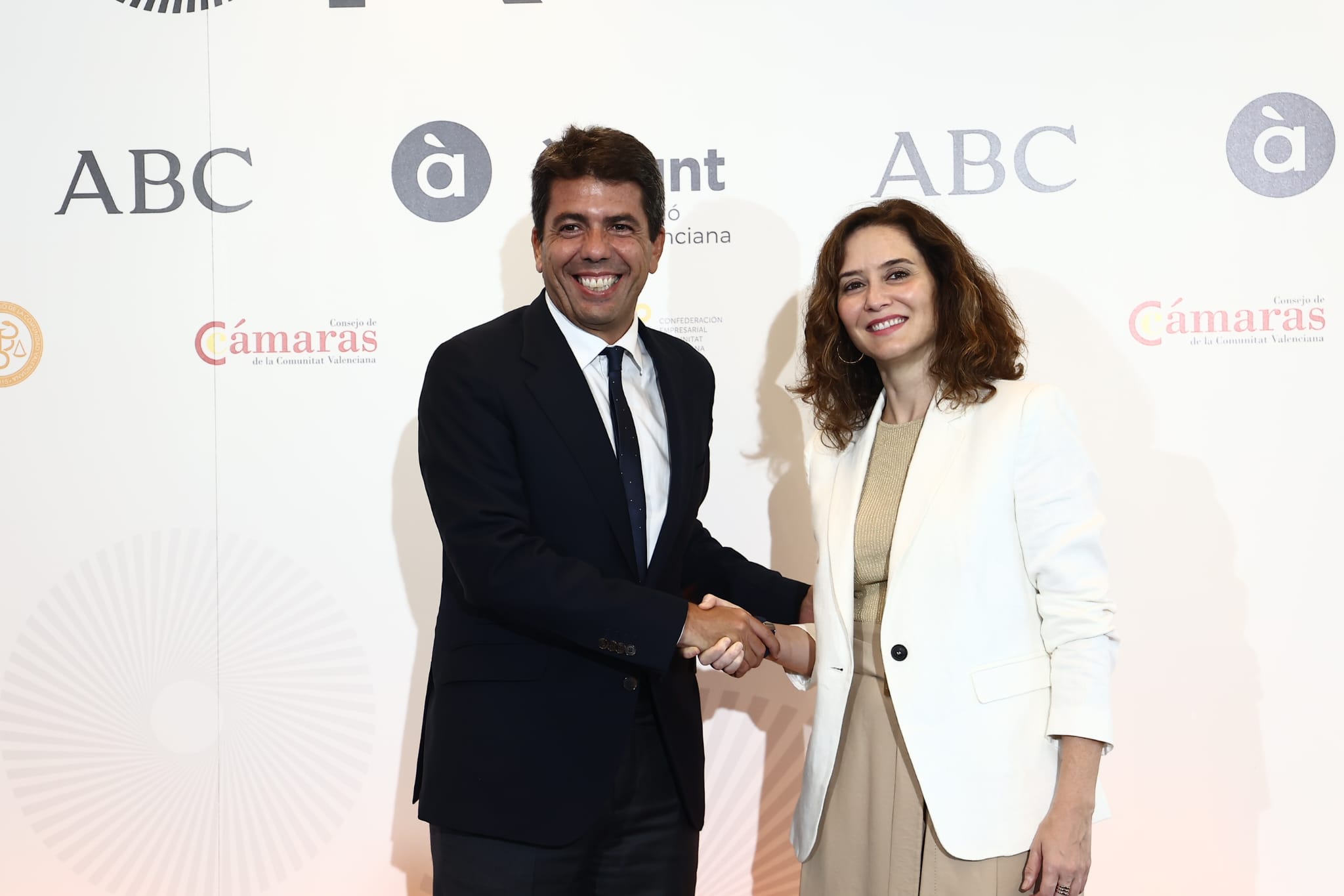 Los presidentes autonómicos valenciano y madrileña, Carlos Mazón e Isabel Díaz Ayuso, a su llegada al Foro ABC