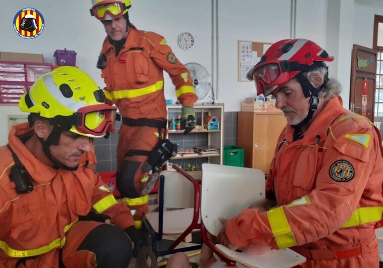 Bomberos de Valencia rescatan a un niño atrapado en una silla en un colegio de Gandía