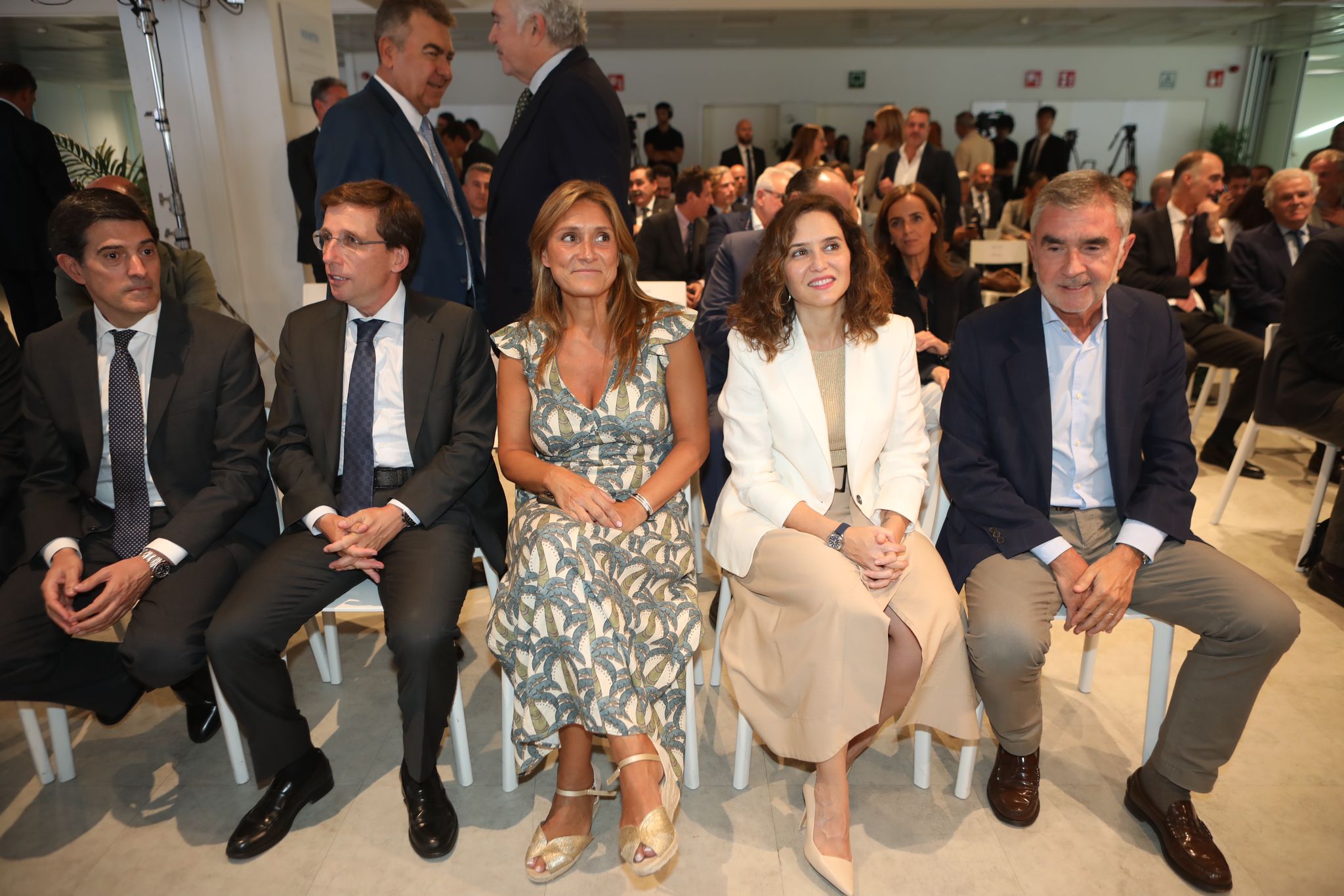El director general de Negocio Editorial de Vocento, Iñigo Argaya; la directora general de ABC, Ana Delgado, y adjunto al CEO de Vocento, Iñaki Arechabaleta , junto a Isabel Díaz Ayuso y José Luis Martínez Almeida