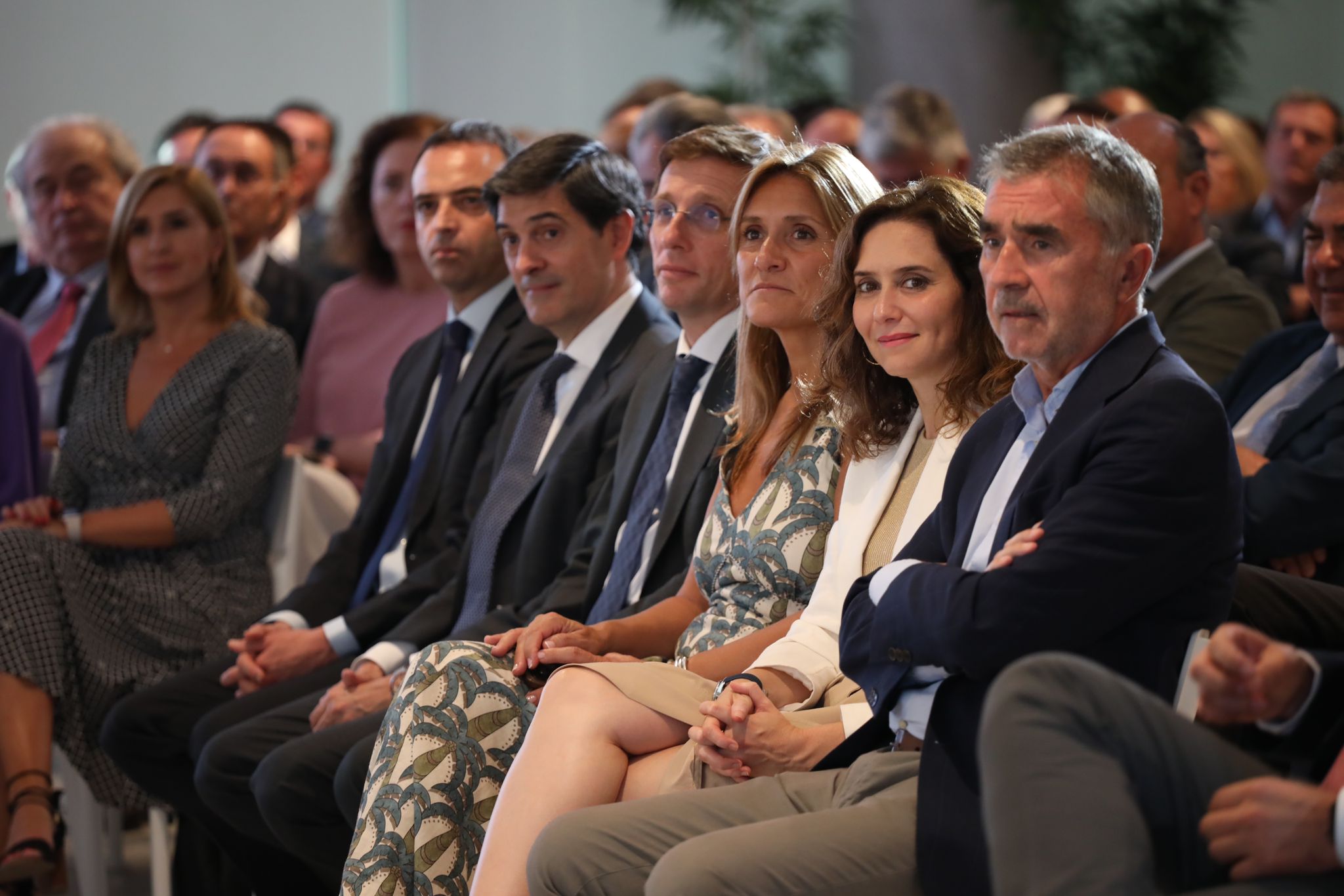 El director general de Negocio Editorial de Vocento, Iñigo Argaya; la directora general de ABC, Ana Delgado, y adjunto al CEO de Vocento, Iñaki Arechabaleta﻿, junto a Isabel Díaz Ayuso y José Luis Martínez-Almeida