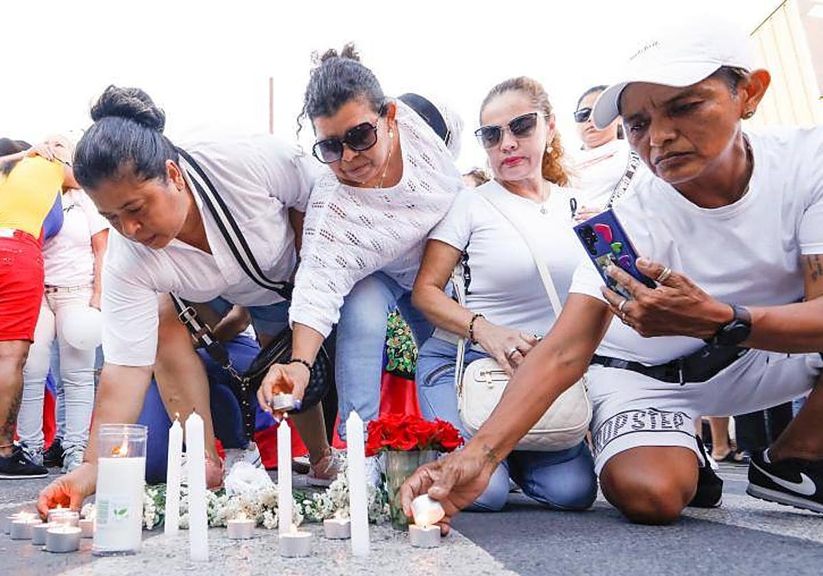 Familiares y amigos en el homenaje a las víctimas del incendio en Murcia