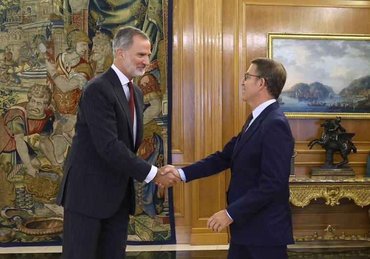 Don Felipe saluda a Alberto Núñez Feijóo, en la ronda de consultas de la que ha salido candidato Pedro Sánchez