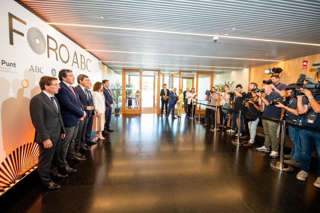 Las autoridades valencianas, madrileñas y estatales, junto al director de ABC y al presidente de Vocento, frente a los fotógrafos del Foro ABC