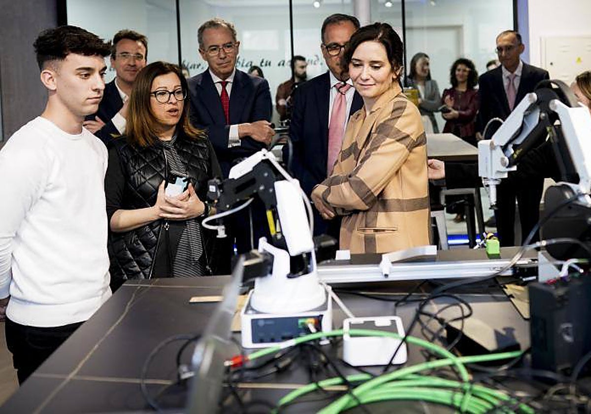 Isabel Díaz Ayuso visita un centro de FP en Leganés