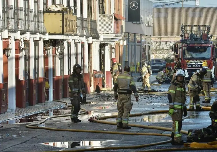 Bomberos a las puertas de las discotecas en llamas