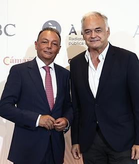 Imagen secundaria 2 - En la primera fotografía el director de ABC, Julián Quirós; el presidente de la Comunidad Valenciana, Carlos Mazón; el presidente de Vocento, Ignacio Ybarra; y el presidente de la Fundación Conexus Madrid-Comunitat Valenciana, Manuel Broseta. En la segunda, la presidenta de la Comunidad de Madird, Isabel Díaz Ayuso, junto a Mazón y al alcalde de Madrid, José Luis Martínez-Almeida. En la tercera, el presidente de la CEV, Salvador Navarro y Esteban González Pons