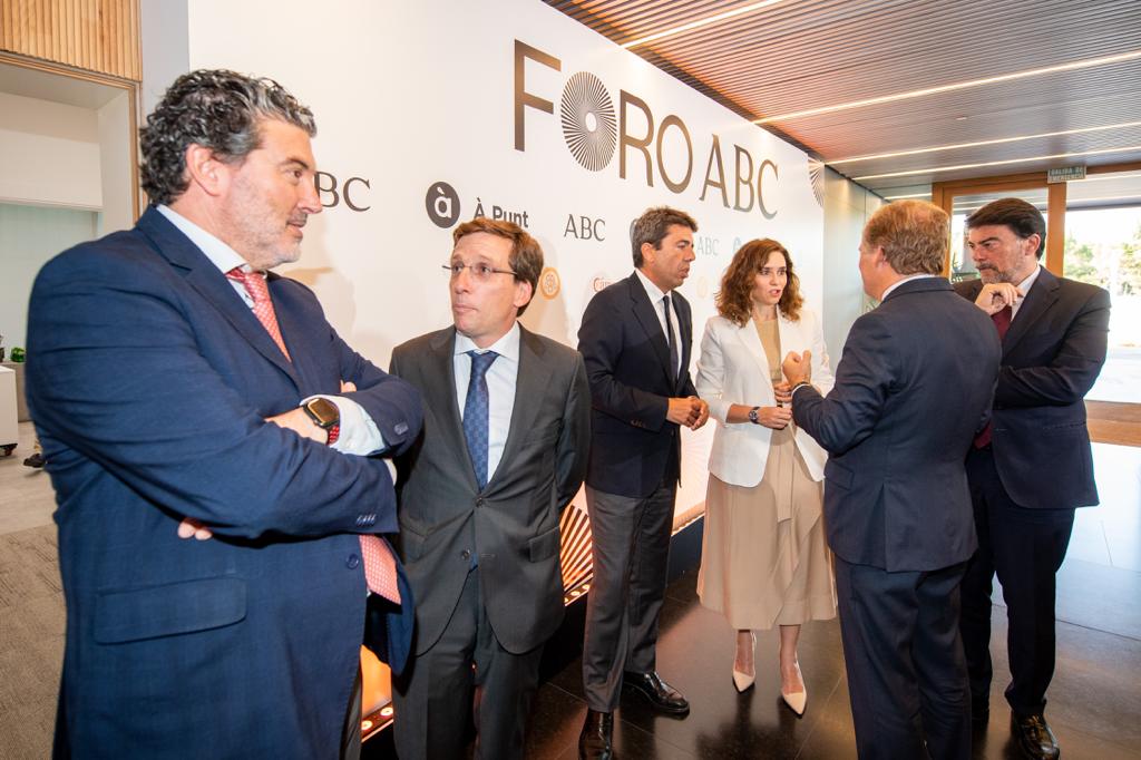 José Luis Martínez-Almeida conversa con Julián Quirós, a la vez que lo hacen Carlos Mazón, Ignacio Ybarra, Isabel Díaz Ayuso y Luis Barcala.