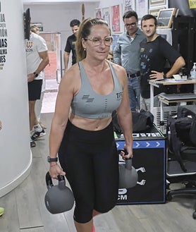 Imagen secundaria 2 - Arriba, Alejandro Rojas-Marcos empuja el trineo. Sobre estas líneas, dos integrantes del equipo practican la tracción y los burpees con peso