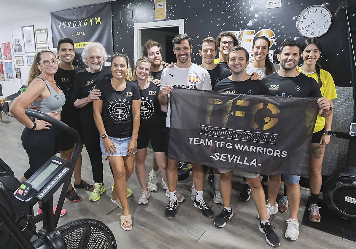 Algunos de los integrantes del equipo sevillano de Hyrox en el gimnasio de Manuel Halcón y Blanca Manchón