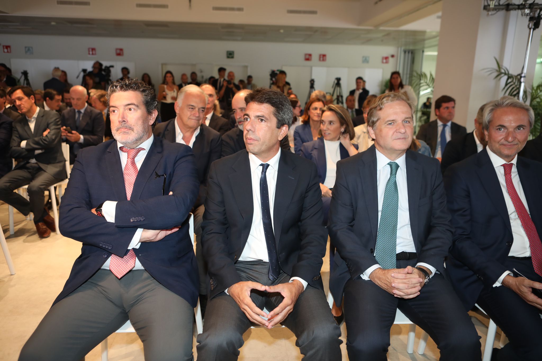 El director de ABC, Julián Quirós; el presidente de la Comunidad Valenciana, Carlos Mazón; el presidente de Vocento, Ignacio Ybarra; y el presidente de la Fundación Conexus Madrid-Comunitat Valenciana, Manuel Broseta