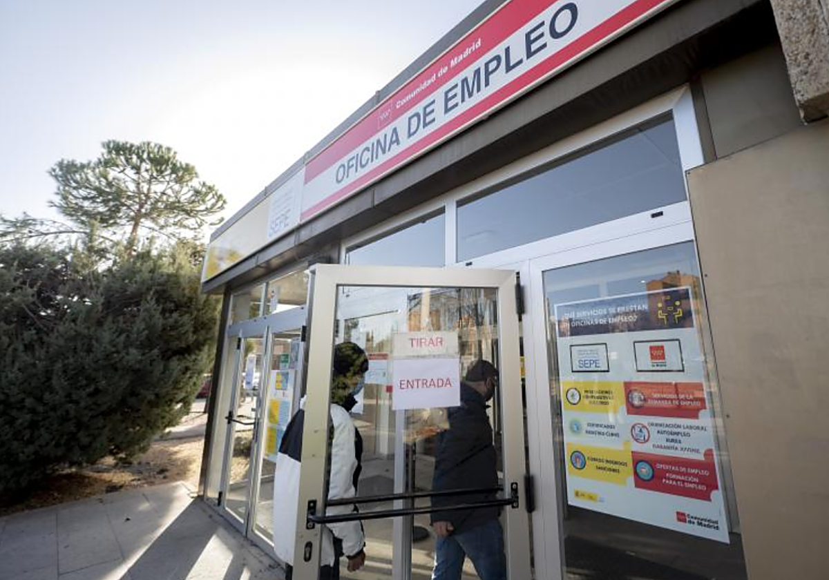 Dos personas entran en la Oficina de Empleo de Moratalaz, a 27 de enero de 2022, en Moratalaz, Madrid