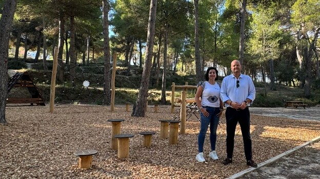 La concejal Mari Cantó y el alcalde, Raúl Llobell, en el nuevo espacio verde.