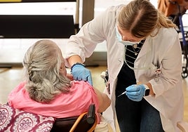 Andalucía adelanta al 9 de octubre la vacunación del Covid y la gripe y la amplía hasta los 60 años