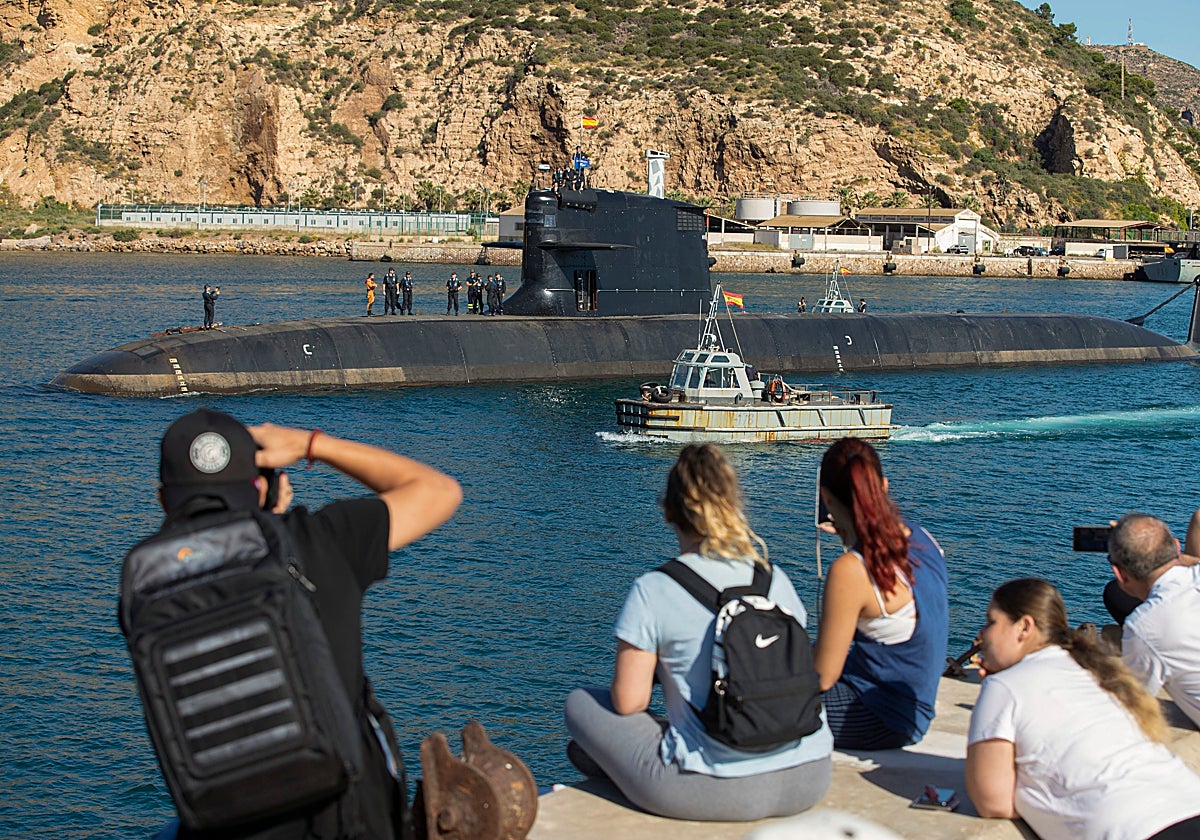 El submarino Isaac Peral S81 en su primera navegación en superficie