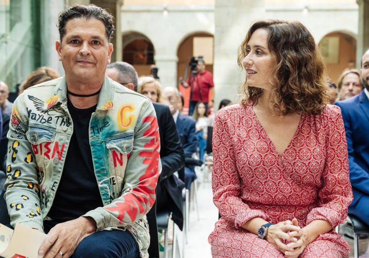 Carlos Vives, junto a Isabel Díaz Ayuso, en la presentación de Hispanidad 2023