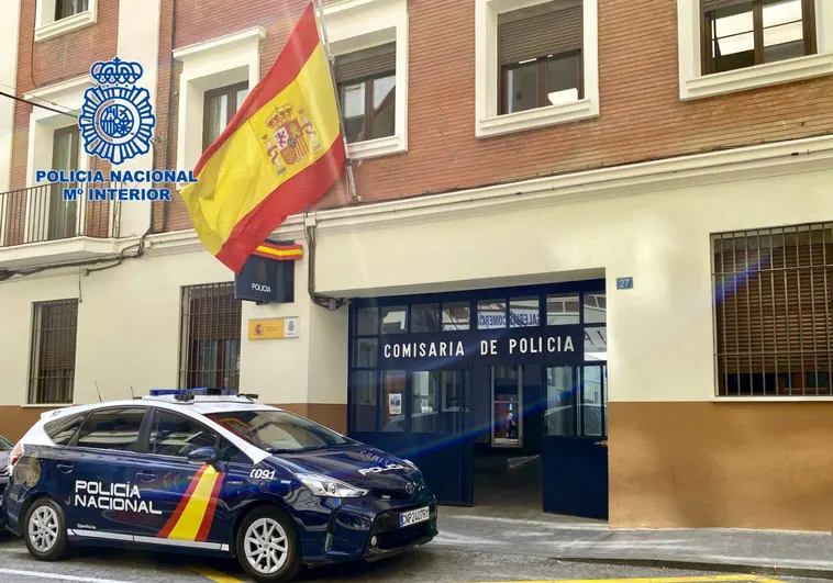 Un coche patrulla en la entrada de la Comisaría Centro de Alicante.