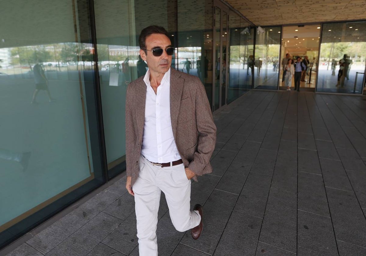 El diestro Enrique Ponce a su salida del juicio celebrado en la Ciudad de la Justicia