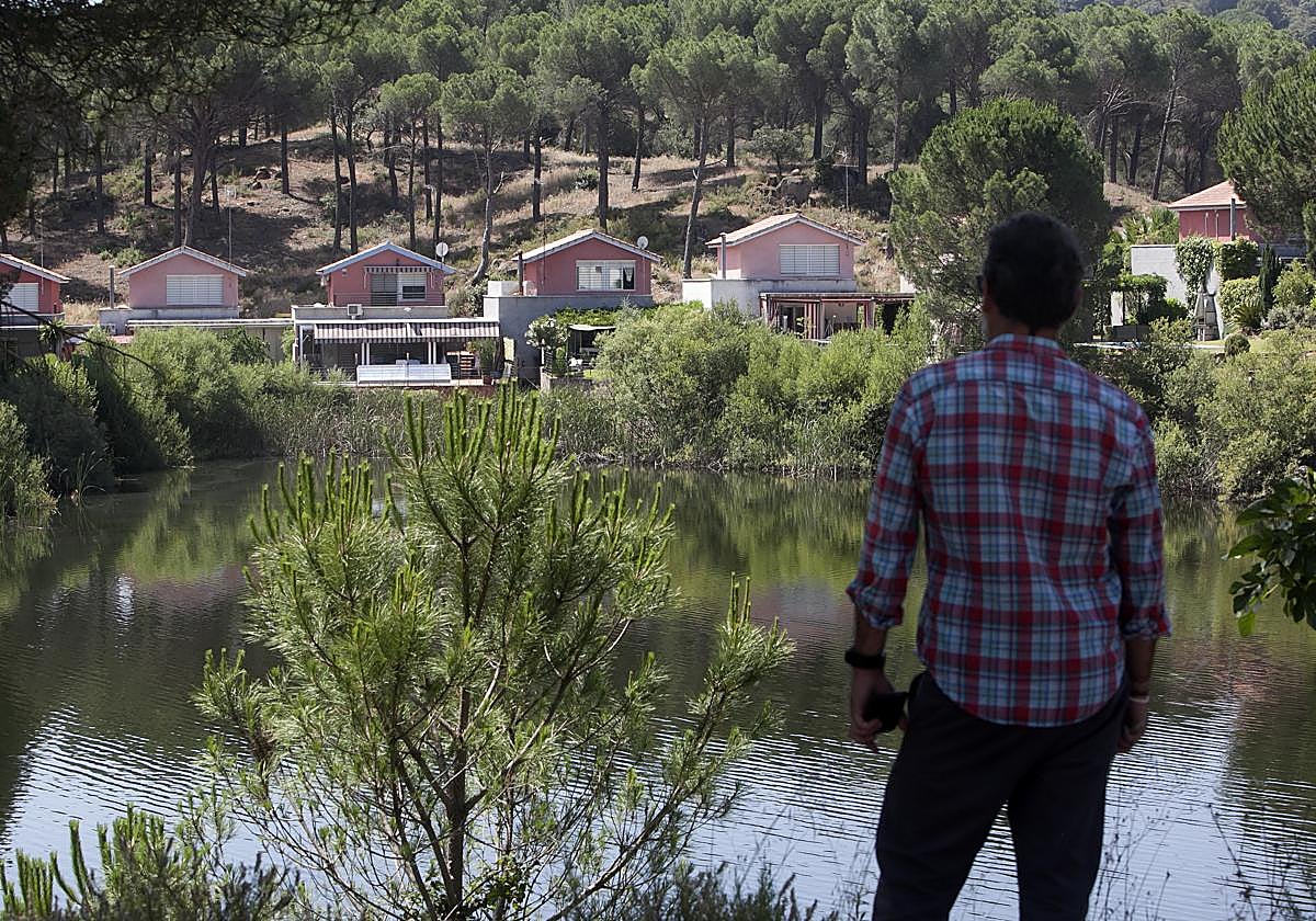 Un hombre mira el Lago de la Encantada en Las Jaras