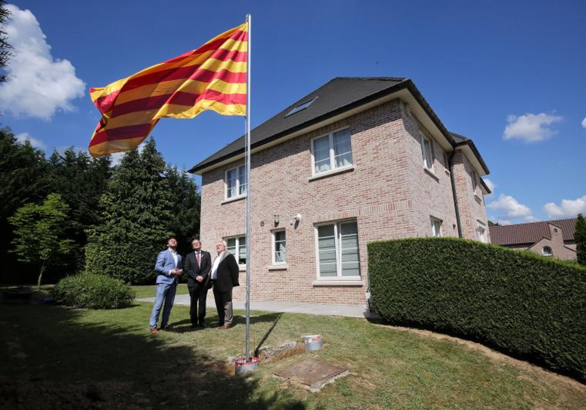 Casa de Carles Puigdemont en Waterloo (Bélgica) y sede del Consell de la República, en 2018, en una visita de Quim Torra, acompañado en la imagen de Toni Comí y Lluís Puig