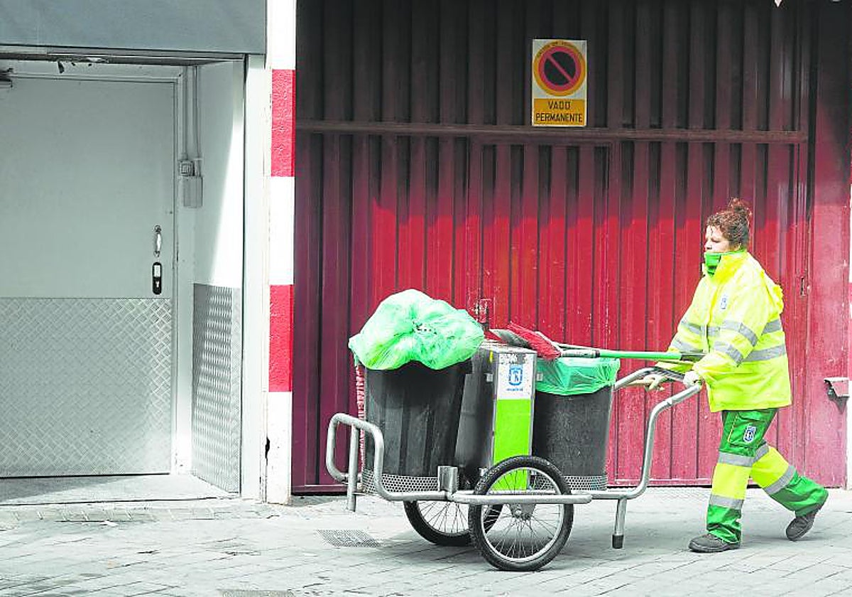 Una operaria del servicio de limpieza