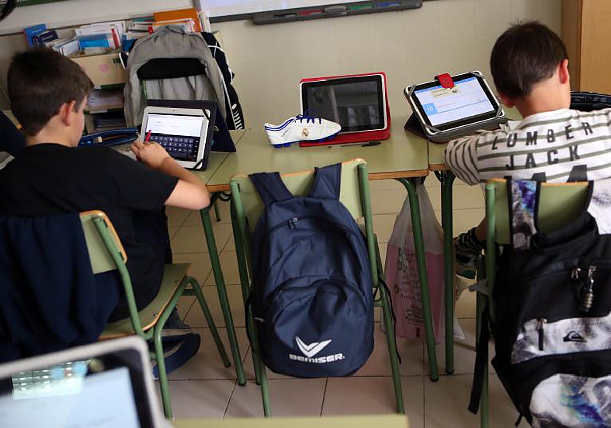 Escolares utilizando tablets en clase.