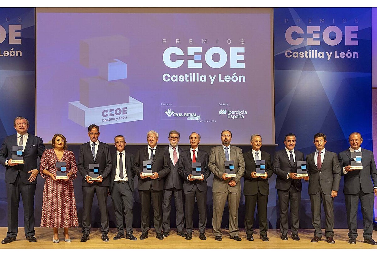 Foto de familia con todos los galardonados en los Premios CEOE Castilla y León