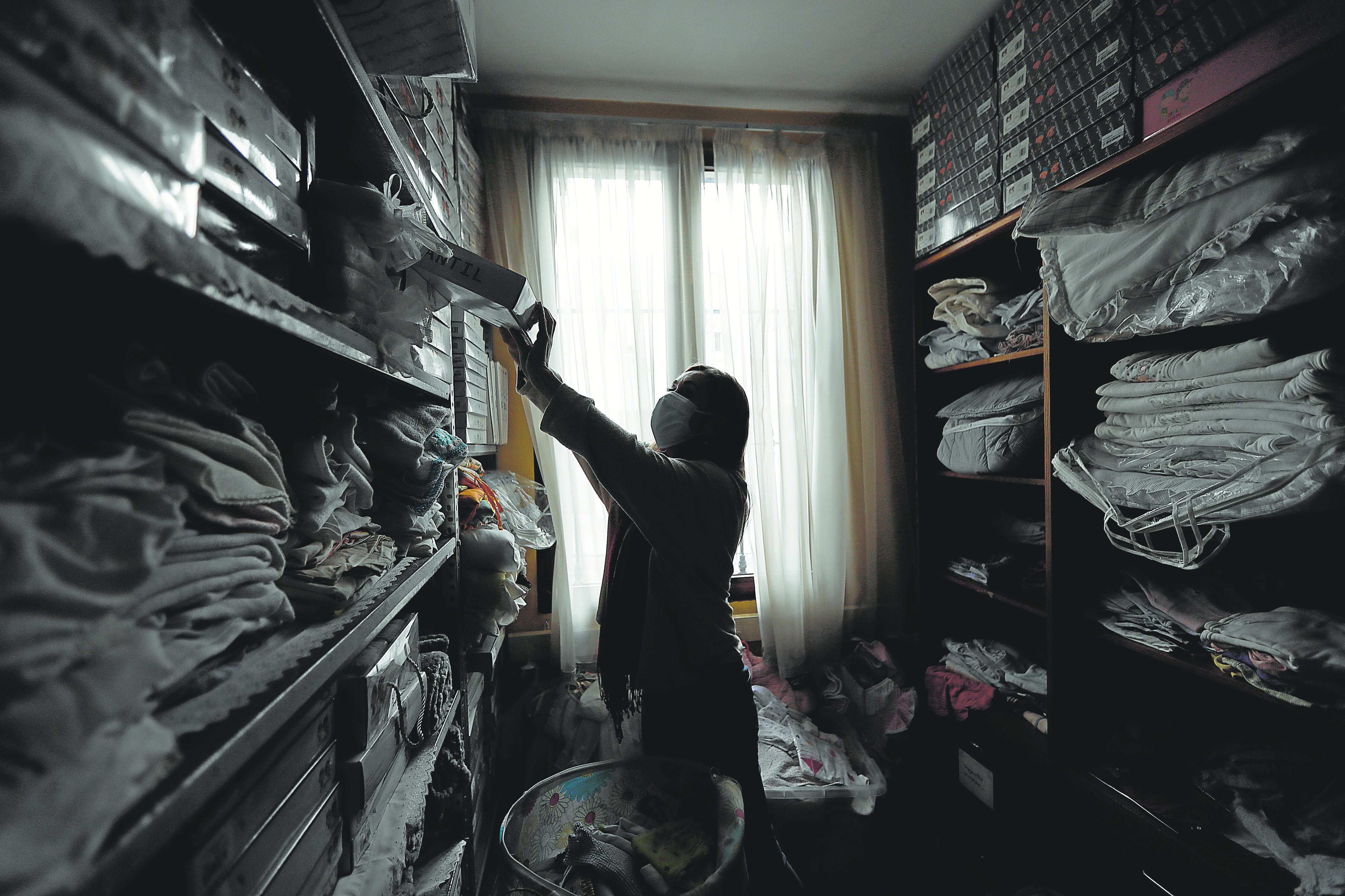 Una voluntaria de Adevida ordena la ropa